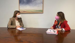 Carolina Agudo mantiene un encuentro con la portavoz del grupo popular en la Diputación de Cuenca, Clara Plaza
