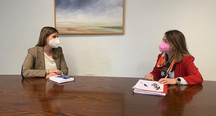 Carolina Agudo mantiene un encuentro con la portavoz del grupo popular en la Diputación de Cuenca, Clara Plaza