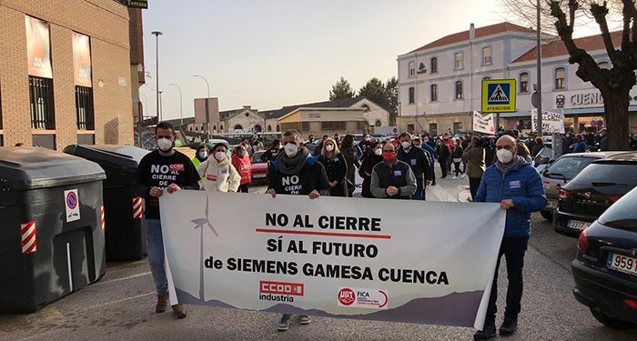 Cientos de personas claman en Cuenca contra el cierre de la planta de Siemens-Gamesa