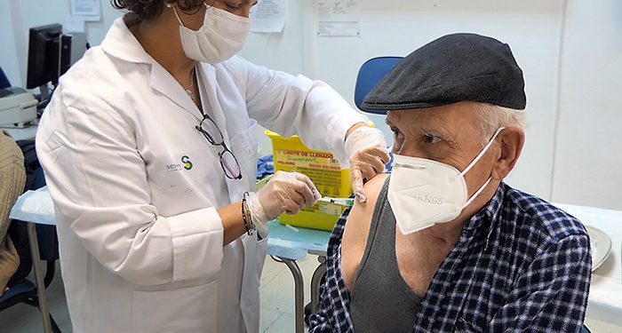 Comienza en Guadalajara la vacunación a personas mayores de 95 años, grandes dependientes y personas que les atienden como cuidadoras