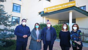 Domenech mantiene un encuentro con el nuevo director de Cáritas en la residencia de Huete