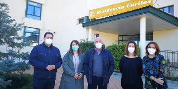 Domenech mantiene un encuentro con el nuevo director de Cáritas en la residencia de Huete