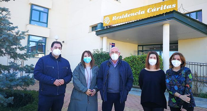 Domenech mantiene un encuentro con el nuevo director de Cáritas en la residencia de Huete