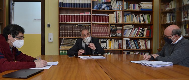 El delegado de Educación analiza con parte del equipo directivo del Centro de Educación para Personas Adultas de Guadalajara sus nuevas posibilidades