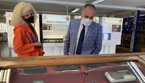 El delegado de Educación visita la exposición de radios organizada por la comunidad educativa del IES Brianda de Mendoza