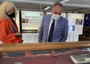 El delegado de Educación visita la exposición de radios organizada por la comunidad educativa del IES Brianda de Mendoza