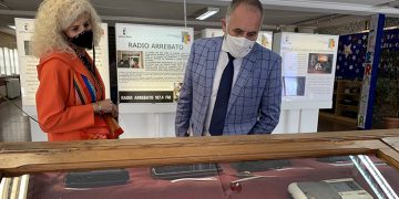 El delegado de Educación visita la exposición de radios organizada por la comunidad educativa del IES Brianda de Mendoza