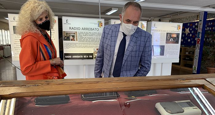 El delegado de Educación visita la exposición de radios organizada por la comunidad educativa del IES Brianda de Mendoza 1 El delegado de Educación visita la exposición de radios organizada por la comunidad educativa del IES Brianda de Mendoza
