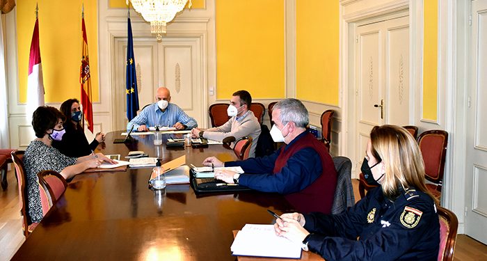 El subdelegado del Gobierno en Cuenca preside la reunión de evaluación del Plan Director de Centros Educativos