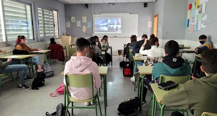 Investigadoras de la UCLM muestran su trabajo científico a miles de estudiantes de centros educativos de la región 1 Investigadoras de la UCLM muestran su trabajo científico a miles de estudiantes de centros educativos de la región