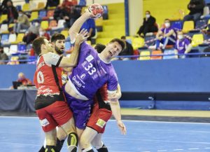 La afición alcarreña asiste a un choque de trenes que se decanta del lado oscense