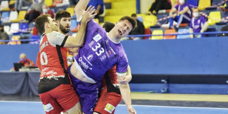 La afición alcarreña asiste a un choque de trenes que se decanta del lado oscense