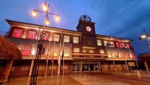 La fachada del ayuntamiento de Cabanillas estrena por San Blas su nueva iluminación ornamental