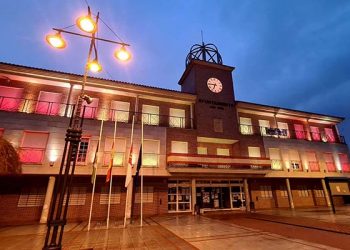 La fachada del ayuntamiento de Cabanillas estrena por San Blas su nueva iluminación ornamental