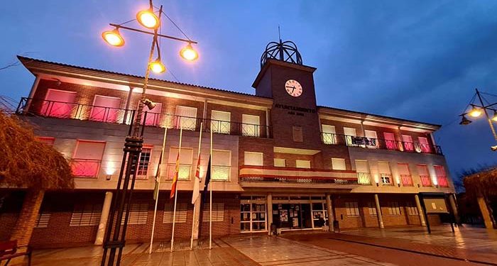 La fachada del ayuntamiento de Cabanillas estrena por San Blas su nueva iluminación ornamental