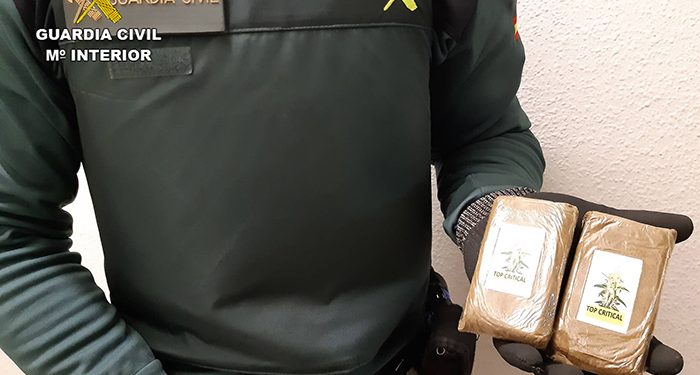 La Guardia Civil detiene en Maranchón a una persona con dos tabletas de hachís de 192 gramos 1 La Guardia Civil detiene en Maranchón a una persona con dos tabletas de hachís de 192 gramos
