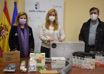 La Junta entrega en Cuenca kits de eficiencia y ahorro energético a mujeres víctimas de violencia de género en situación de vulnerabilidad