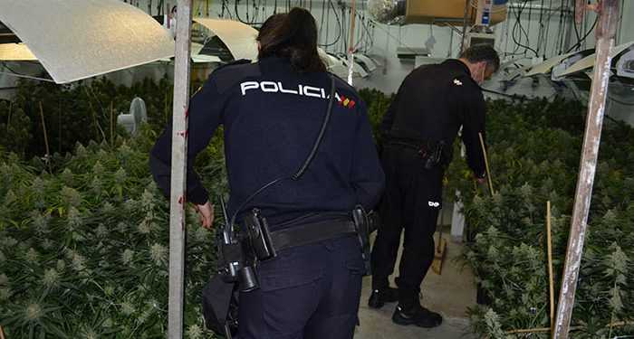 La Policía Nacional detiene in fraganti a los miembros de dos organizaciones criminales tras un violento "vuelco" de droga en Cabanillas 1 La Policía Nacional detiene in fraganti a los miembros de dos organizaciones criminales tras un violento vuelco de droga en Cabanillas