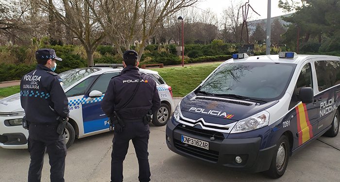 La Policía Nacional y la Policía Local de Guadalajara salvan la vida de una mujer que sufrió un infarto mientras conducía 1 La Policía Nacional y la Policía Local de Guadalajara salvan la vida de una mujer que sufrió un infarto mientras conducía