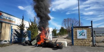 Los trabajadores de Siemens Gamesa levantan una gran hoguera a las puertas de su factoría en Cuenca