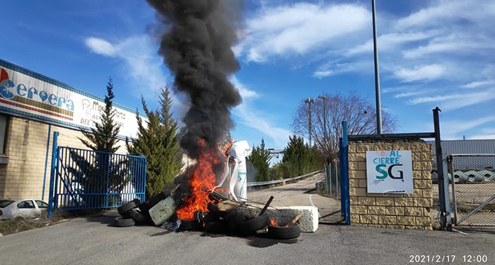 Los trabajadores de Siemens Gamesa levantan una gran hoguera a las puertas de su factoría en Cuenca 1 Los trabajadores de Siemens Gamesa levantan una gran hoguera a las puertas de su factoría en Cuenca