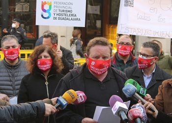 Medio millar de hosteleros acuden a la concentración en apoyo al sector del turismo, ocio y ocio nocturno de Guadalajara Medio millar de hosteleros acuden a la concentración en apoyo al sector del turismo, ocio y ocio nocturno de Guadalajara