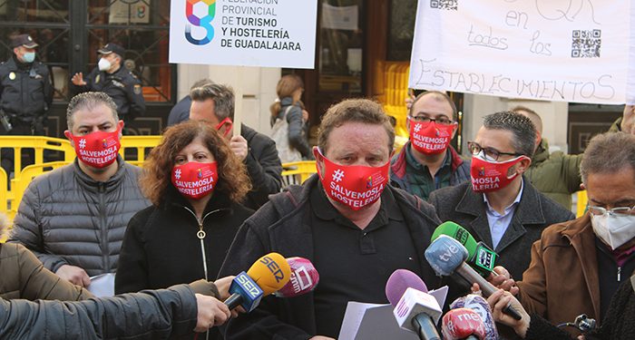 Medio millar de hosteleros acuden a la concentración en apoyo al sector del turismo, ocio y ocio nocturno de Guadalajara 1 Medio millar de hosteleros acuden a la concentración en apoyo al sector del turismo, ocio y ocio nocturno de Guadalajara