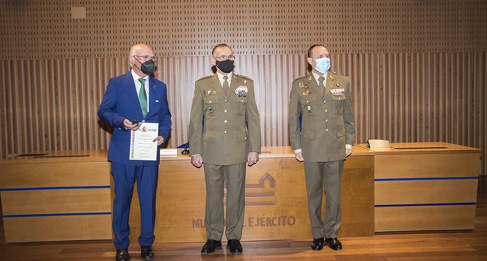 Miguel Romero recibe la credencial de embajador marca Ejército por Cuenca en el Alcázar de Toledo