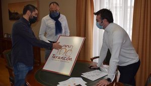 Tarancón presenta el logo que acompañará la celebración del centenario como Noble Ciudad diseñado por Diego Checa