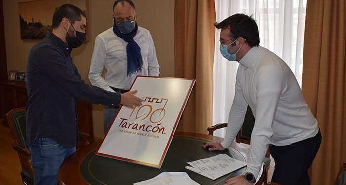 Tarancón presenta el logo que acompañará la celebración del centenario como Noble Ciudad diseñado por Diego Checa