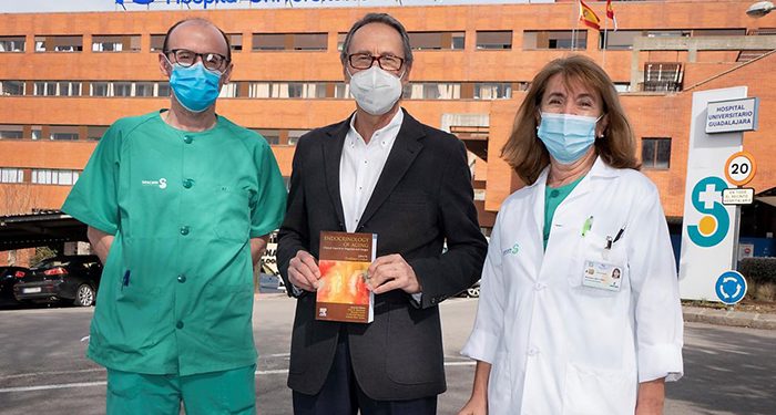 Un endocrinólogo del Hospital de Guadalajara dirige un libro que aborda la endocrinología clínica del envejecimiento y su importancia en el diagnóstico y tratamiento