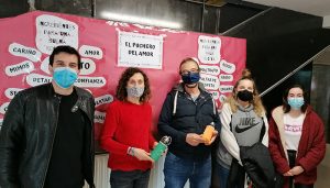 Villanueva de la Torre lanza una campaña para la prevención del absentismo escolar con el reparto de botellas de agua reutilizables personalizadas entre el alumnado
