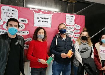 Villanueva de la Torre lanza una campaña para la prevención del absentismo escolar con el reparto de botellas de agua reutilizables personalizadas entre el alumnado