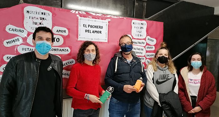 Villanueva de la Torre lanza una campaña para la prevención del absentismo escolar con el reparto de botellas de agua reutilizables personalizadas entre el alumnado
