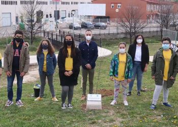Cabanillas se suma a la iniciativa «Un árbol por Europa», plantando un olmo en el Centro Joven