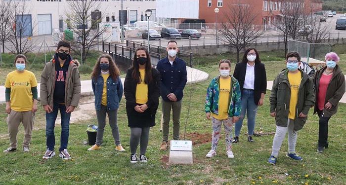 Cabanillas se suma a la iniciativa «Un árbol por Europa», plantando un olmo en el Centro Joven