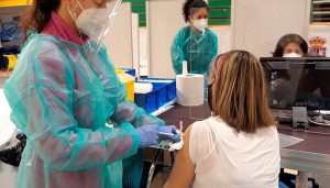 Castilla-La Mancha ha administrado la primera dosis de la vacuna contra el COVID-19 a cerca de 15.000 profesionales del ámbito docente