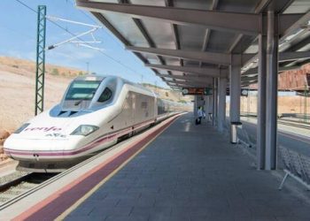 Una avería en el AVE Madrid-Levante obliga a la detención de cuatro trenes con 477 pasajeros en Monteagudo de las Salinas