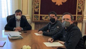 Dolz recibe a los promotores de Accenet Cuenca, empresa de telecomunicaciones que inicia su actividad en la ciudad