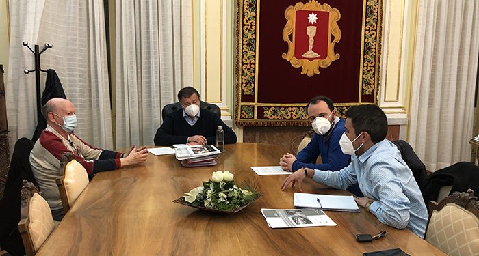 Dolz se compromete con la Asociación de Usuarios AVE Cuenca a solicitar mejoras en los servicios