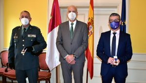 El alcalde de Motilla del Palancar, Pedro Tendero, y el capitán de la Guardia Civil, Carlos Martínez, reciben la Medalla al Mérito de la Protección Civil