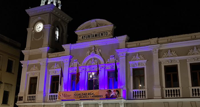 El Ayuntamiento de Guadalajara se ilumina de morado por primera vez en la historia con motivo del Día Internacional de la Mujer 1 El Ayuntamiento de Guadalajara se ilumina de morado por primera vez en la historia con motivo del Día Internacional de la Mujer