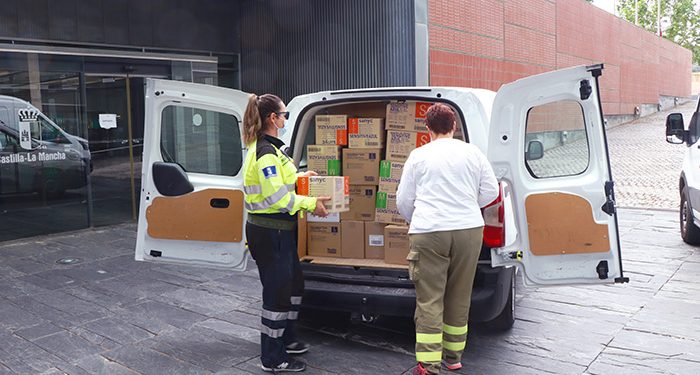 El Gobierno de Castilla-La Mancha ha distribuido esta semana cerca de 608.000 artículos de protección para profesionales sanitarios