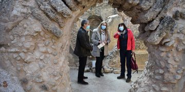El Gobierno regional colabora con el Ayuntamiento de Valeria en la limpieza, restauración y consolidación del puente de la carretera de Chumillas