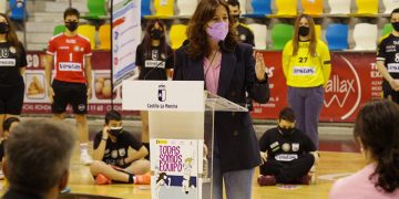 Fernández destaca que “la unidad y el trabajo en equipo” ha hecho posible reducir 18 veces los contagios, 7 veces los ingresos y a la mitad las personas en UCI