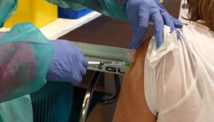 Finaliza la administración de la primera dosis de la vacuna contra la Covid-19 al personal de los centros docentes de Guadalajara