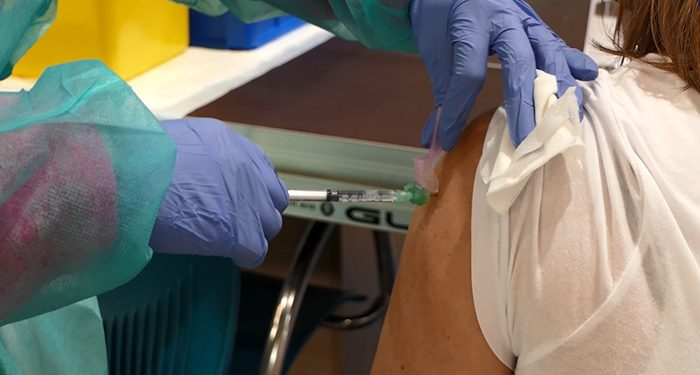 Finaliza la administración de la primera dosis de la vacuna contra la Covid-19 al personal de los centros docentes de Guadalajara