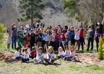 Flores y árboles dan la bienvenida a la primavera de manos de los alumnos del Colegio y la Escuela Infantil Municipal de Trillo