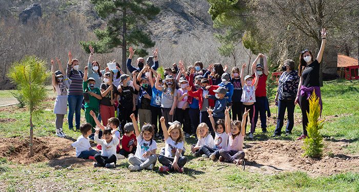 Flores y árboles dan la bienvenida a la primavera de manos de los alumnos del Colegio y la Escuela Infantil Municipal de Trillo