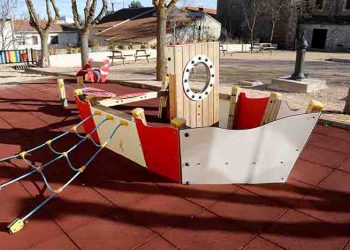 Fuentenovilla renueva sus parques infantiles
